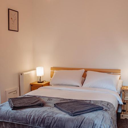 דירות הרוגייט Spacious Flat With Free Parking מראה חיצוני תמונה