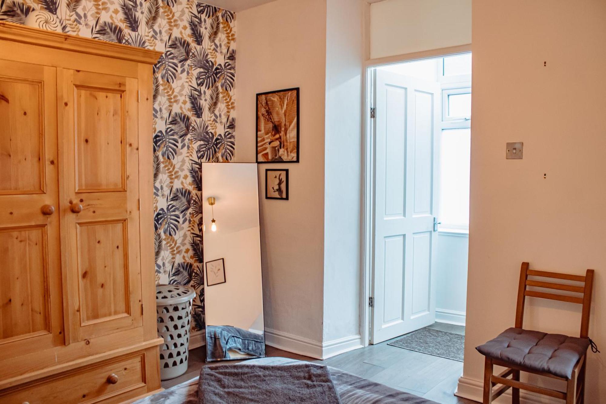דירות הרוגייט Spacious Flat With Free Parking מראה חיצוני תמונה