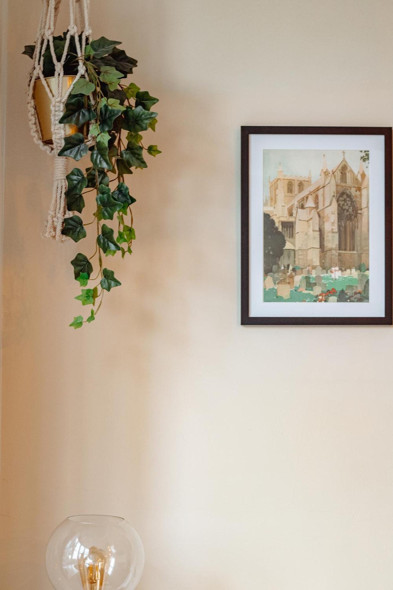 דירות הרוגייט Spacious Flat With Free Parking מראה חיצוני תמונה