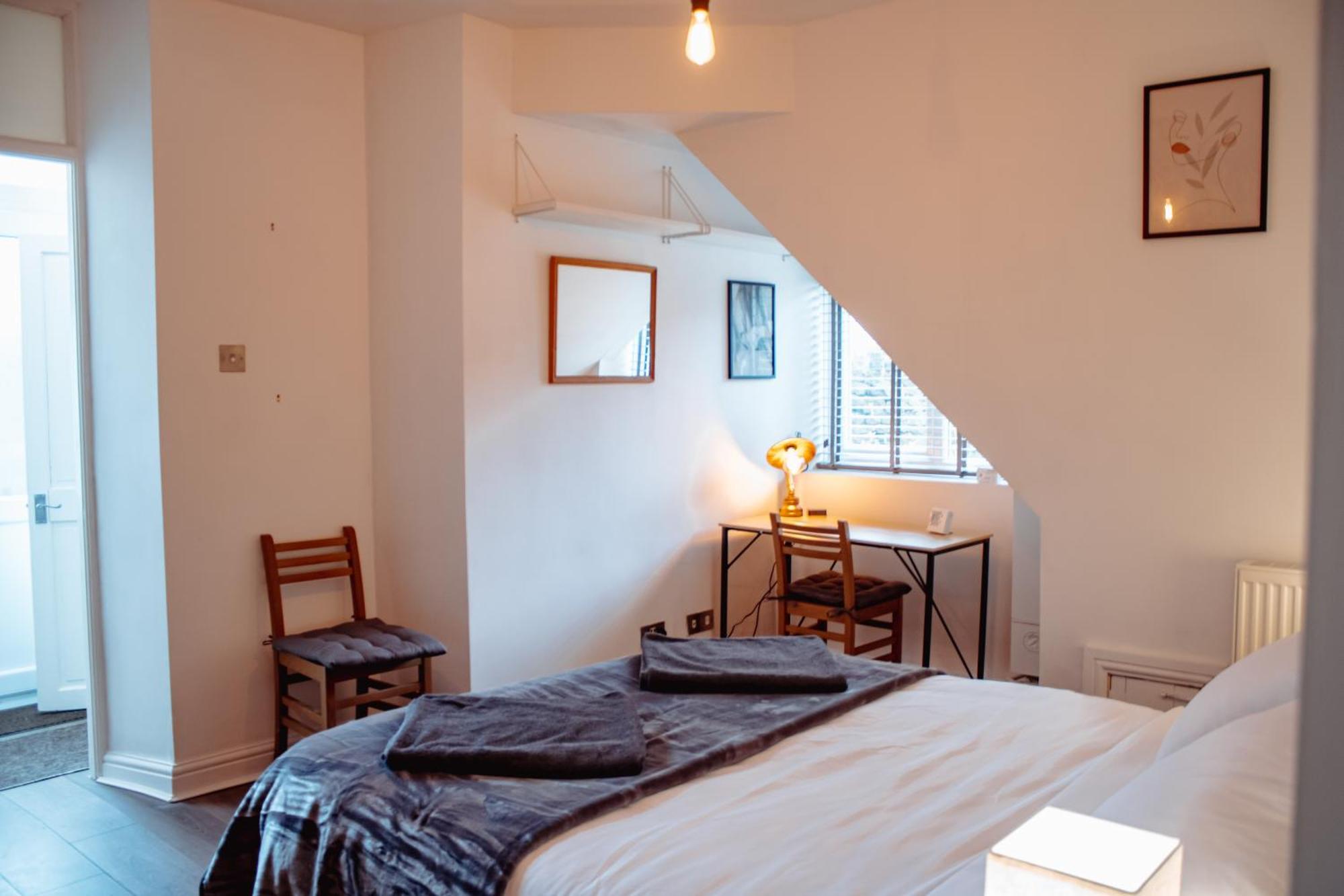 דירות הרוגייט Spacious Flat With Free Parking מראה חיצוני תמונה