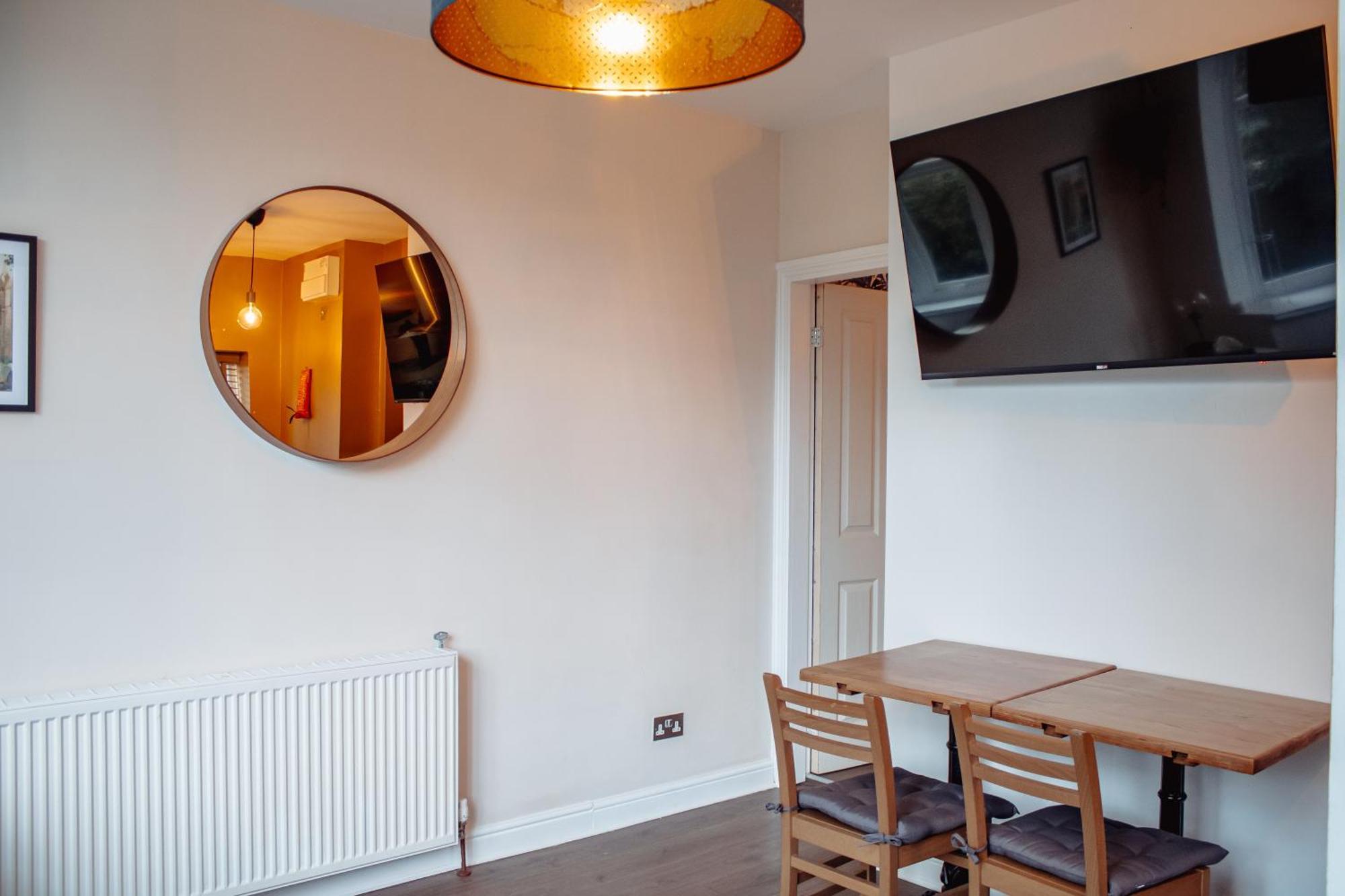 דירות הרוגייט Spacious Flat With Free Parking מראה חיצוני תמונה