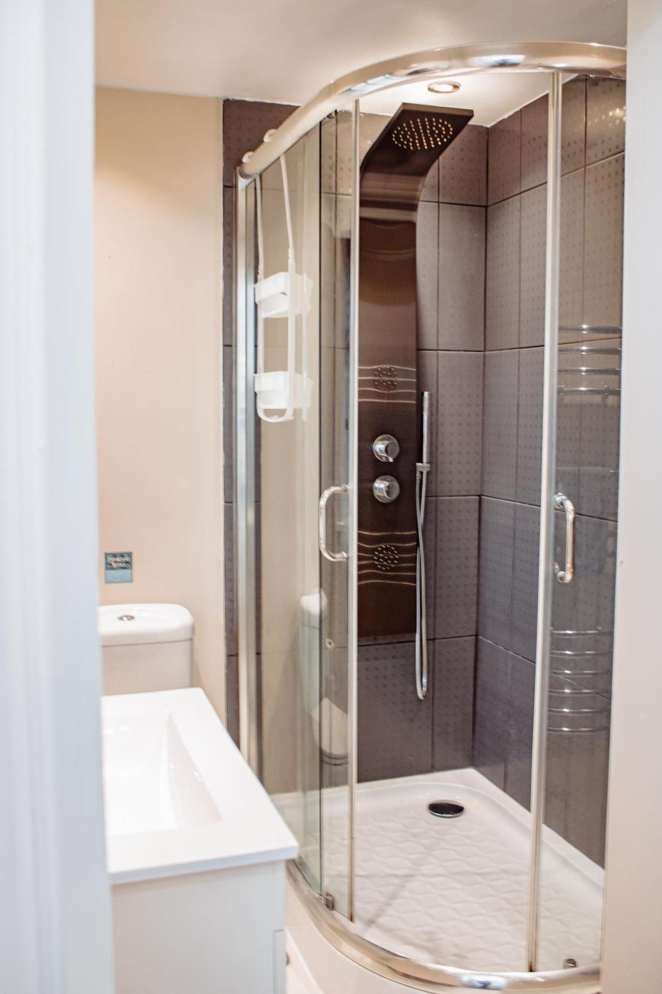 דירות הרוגייט Spacious Flat With Free Parking מראה חיצוני תמונה