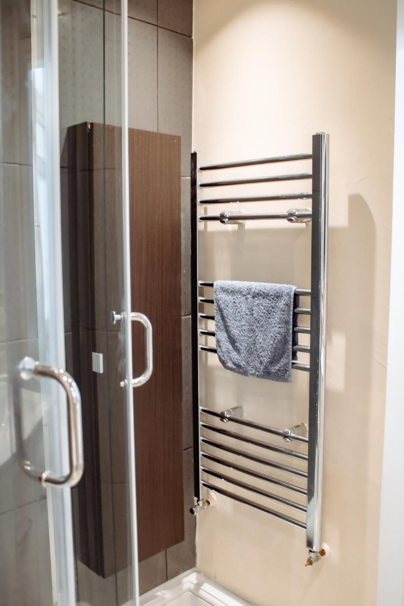 דירות הרוגייט Spacious Flat With Free Parking מראה חיצוני תמונה