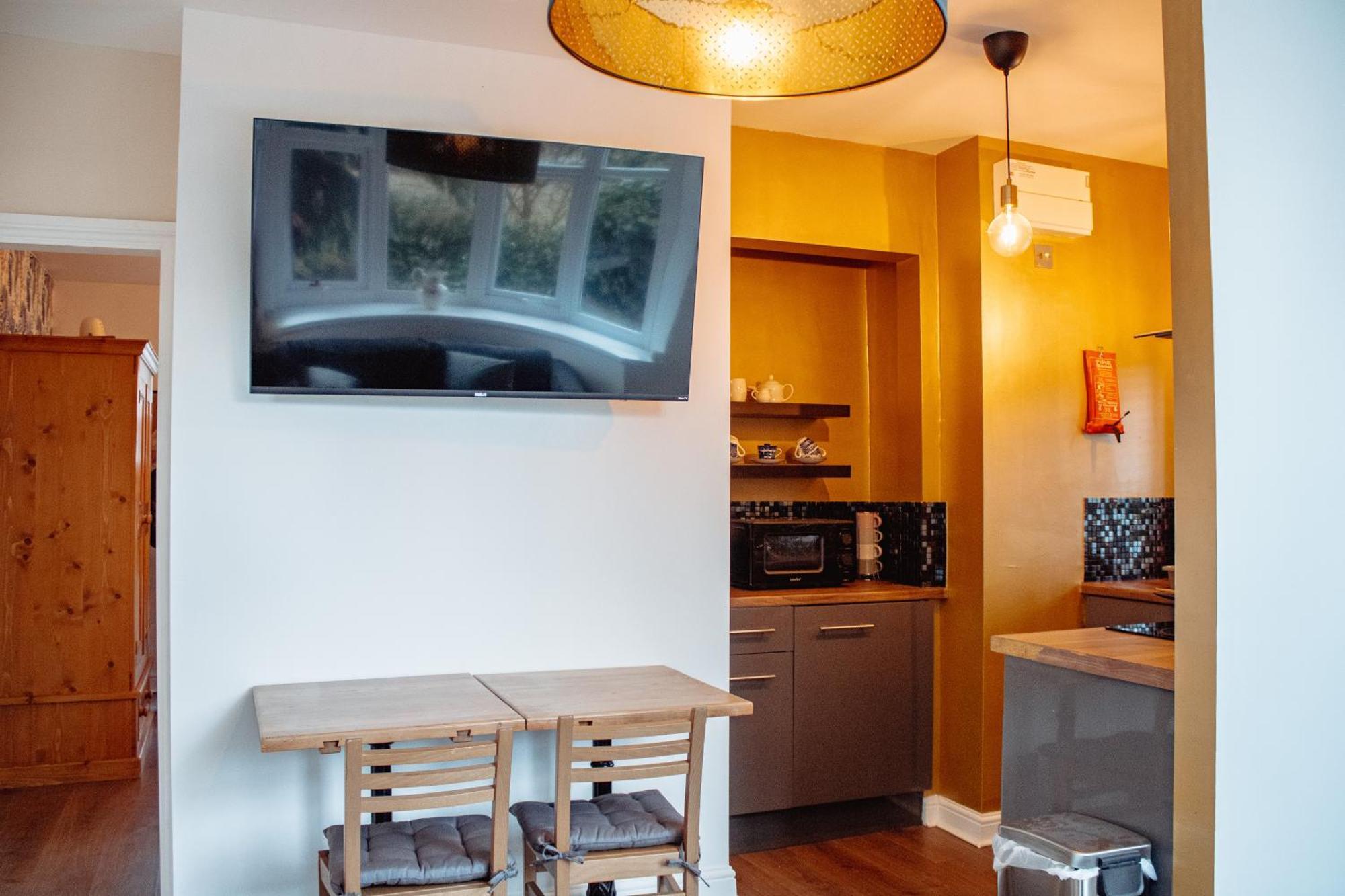 דירות הרוגייט Spacious Flat With Free Parking מראה חיצוני תמונה